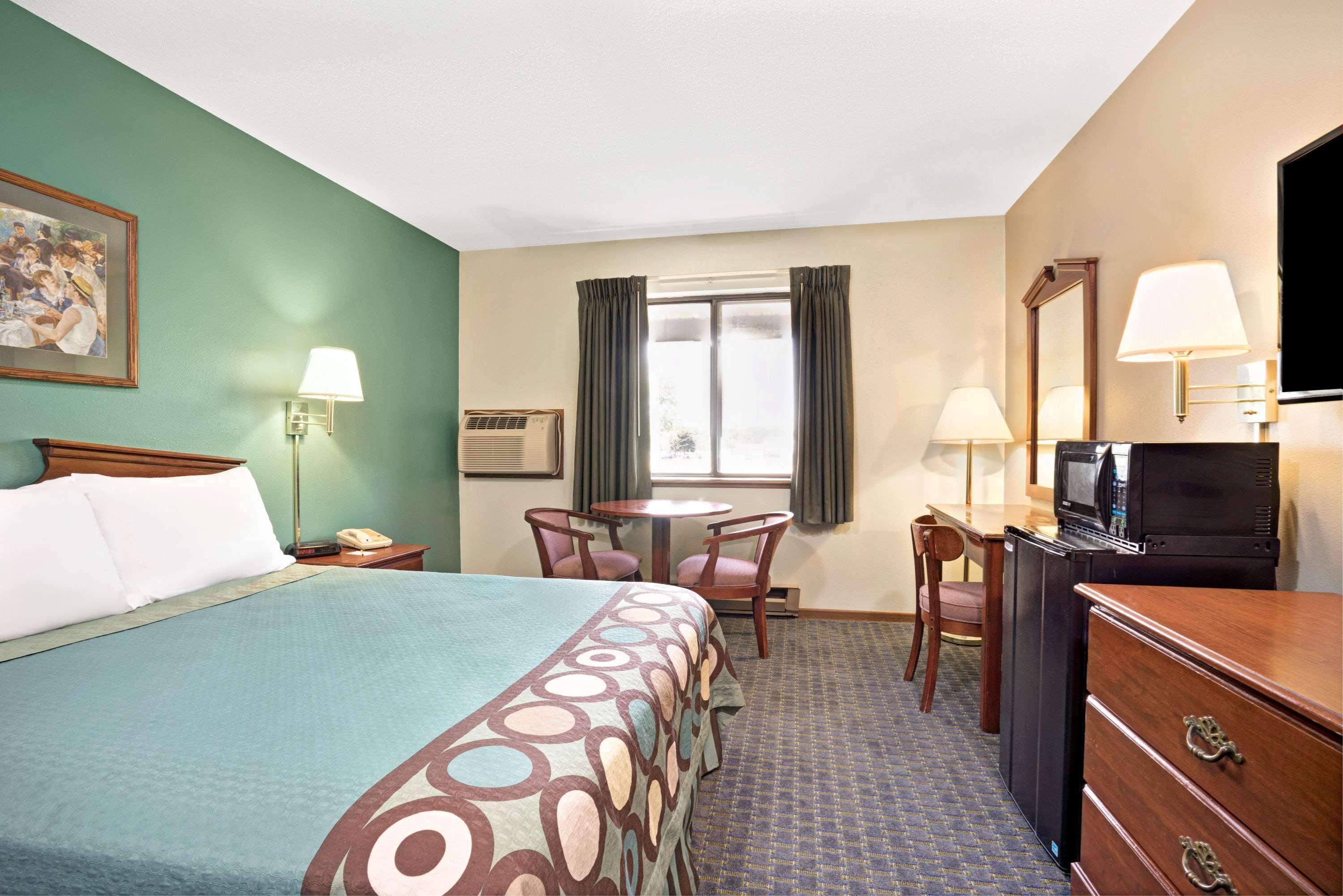 Super 8 By Wyndham Hudson Hotell Exteriör bild