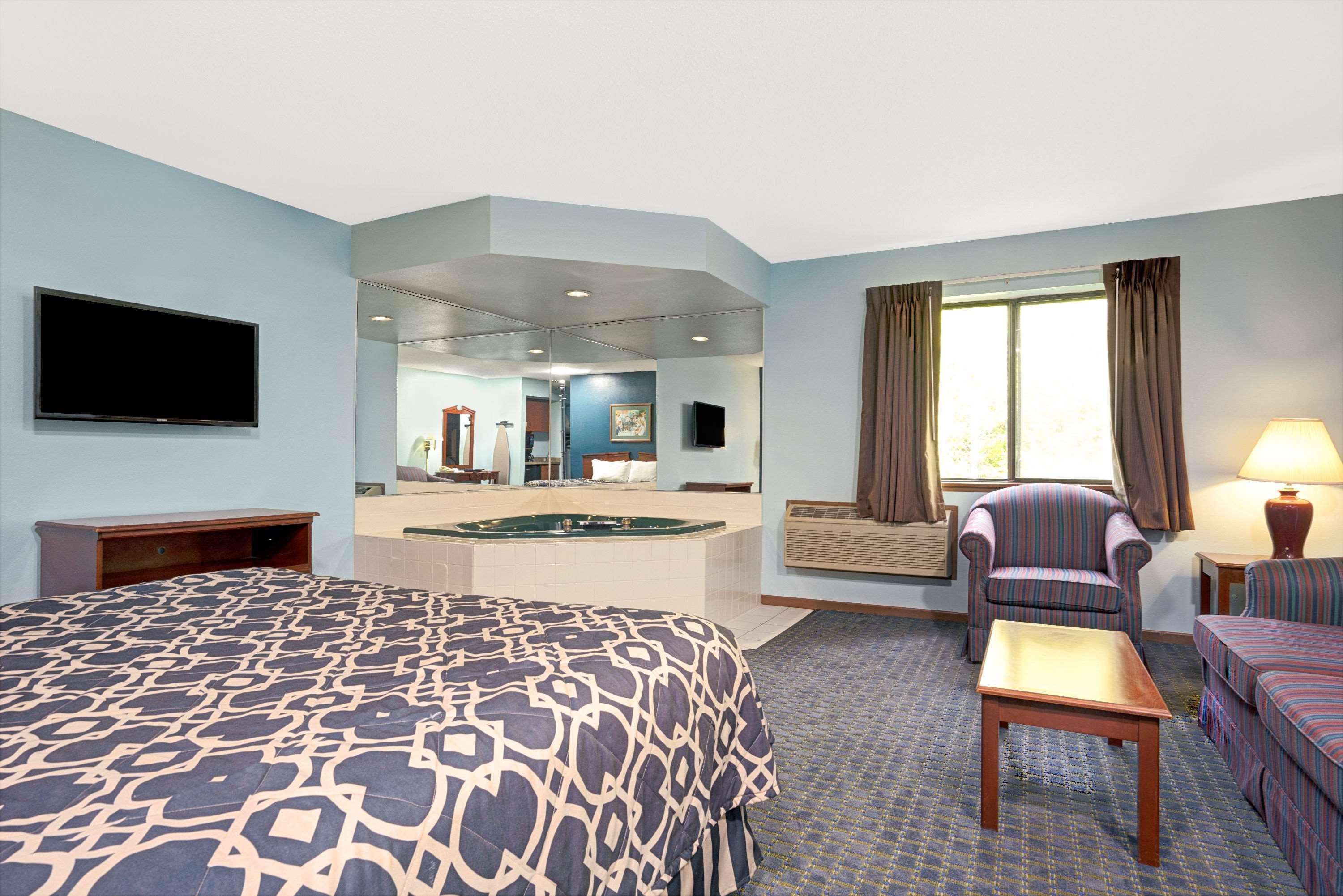 Super 8 By Wyndham Hudson Hotell Exteriör bild