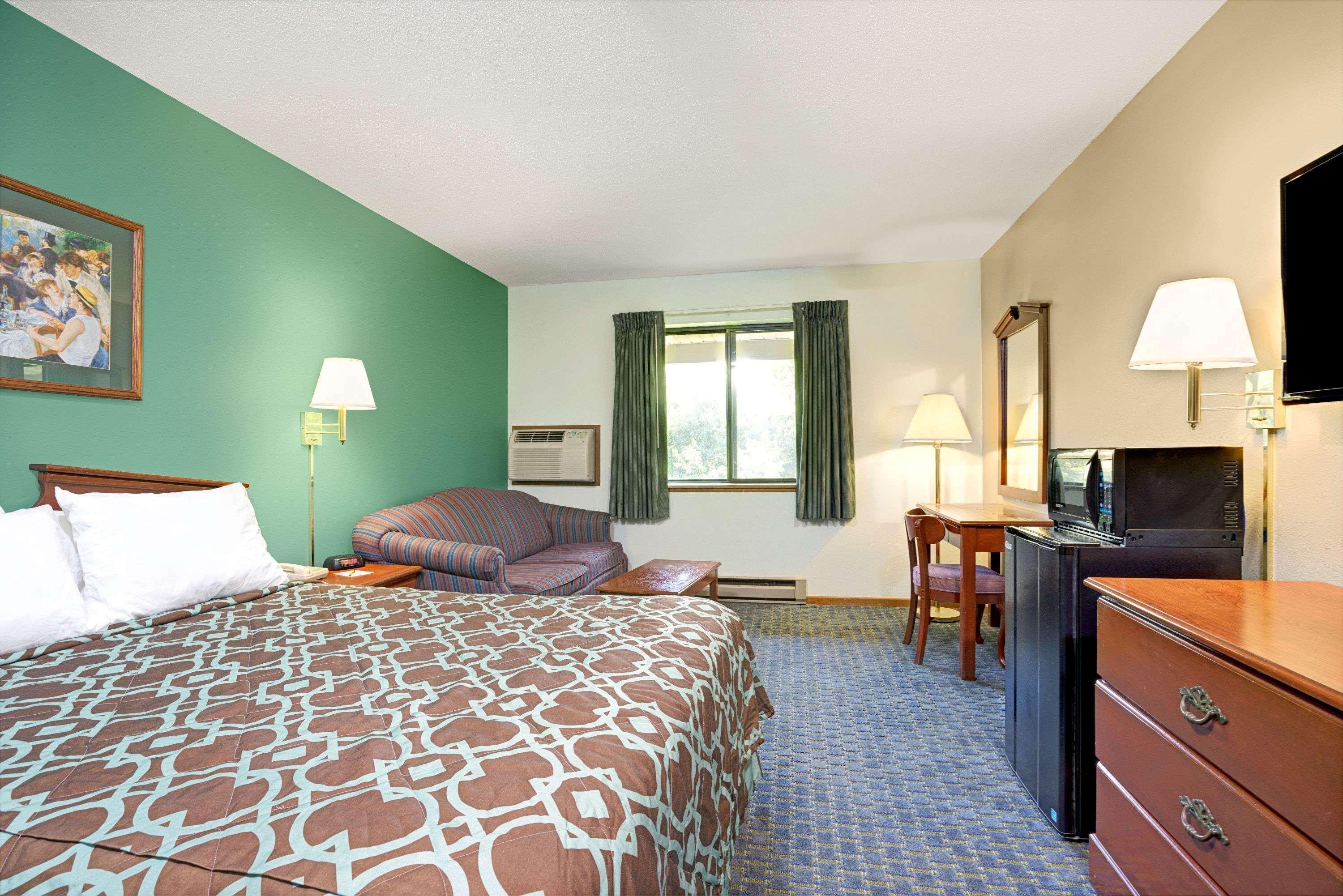Super 8 By Wyndham Hudson Hotell Exteriör bild